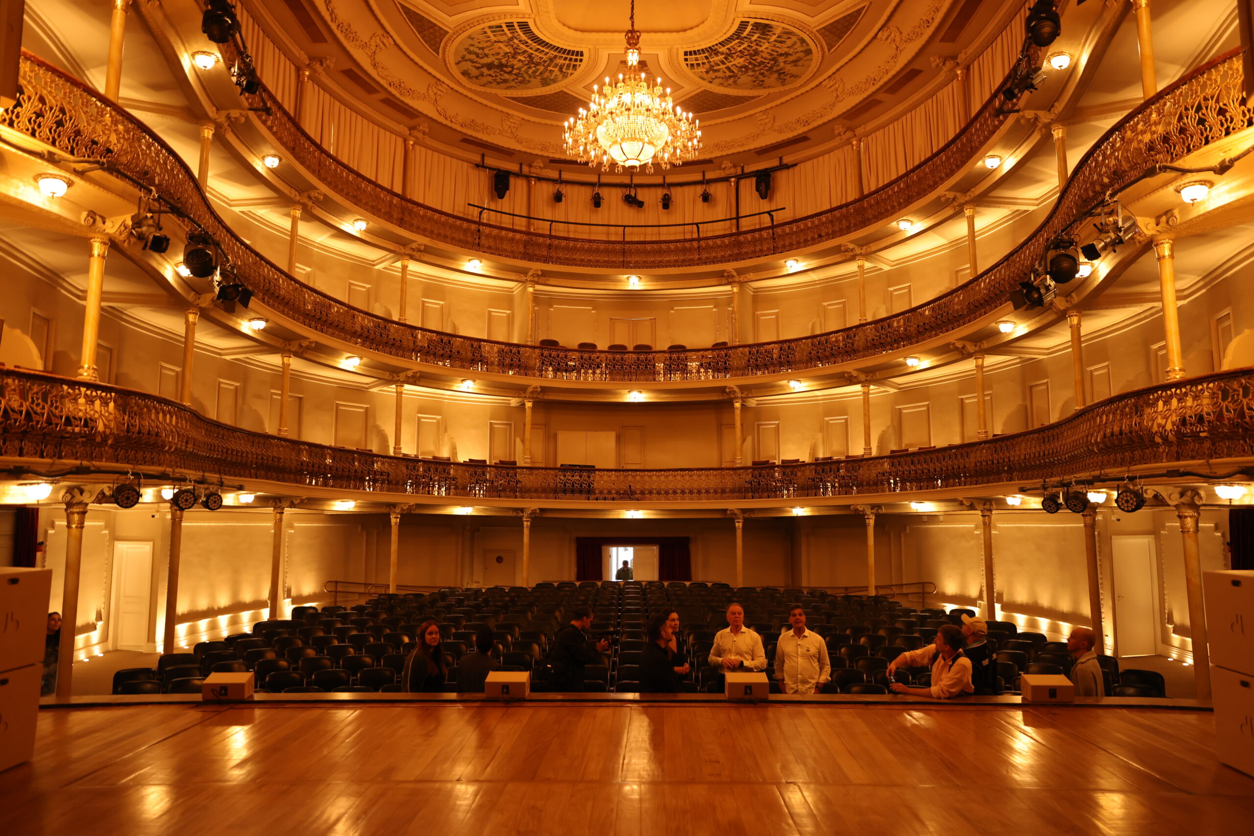 Evento de reabertura do Theatro Carlos Gomes apresenta concerto da OSES com participação do cantor Silva 