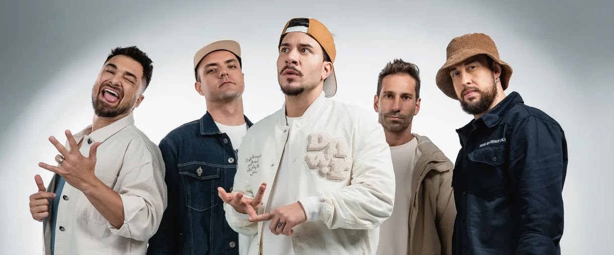 Jeito Moleque traz turnê de 25 anos para Vitória em show no formato sunset