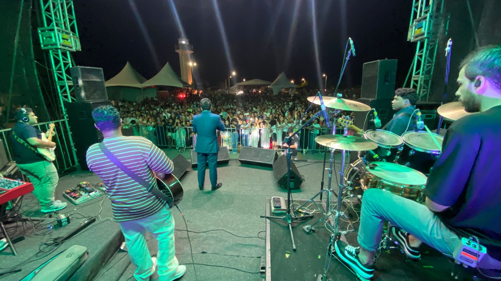 Verão Jesus na Barra atrai multidão em noite de fé, louvor e comunhão na orla de Conceição da Barra